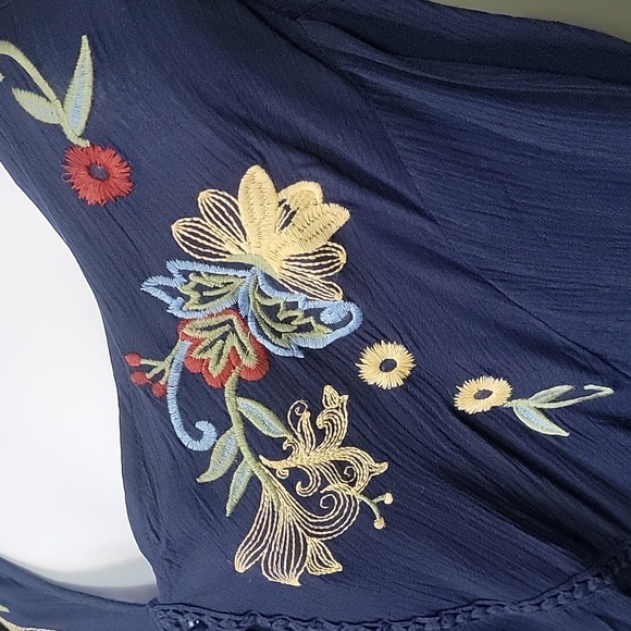 #03 NWT DAVI & DANI Navy Floral Embroidery Blouse With Wide Sleeve Women Size1XL - Picture 3 of 8